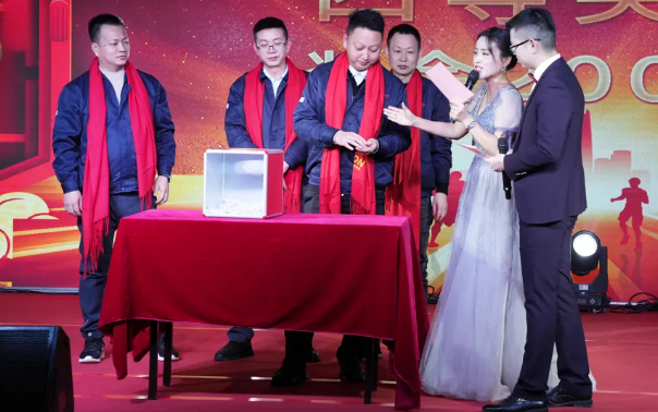 黄石77779193永利2024年终晚会：凝心聚力，，共创绚烂！